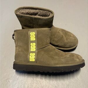 UGG CLASSIC MINI SIDE LOGO BURNT OLIVE BOOTS - WOMEN size 9